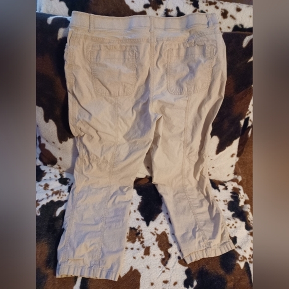 CHICO'S LITE BEIGE CAPRIS,  SIZE 2. - Picture 7 of 8